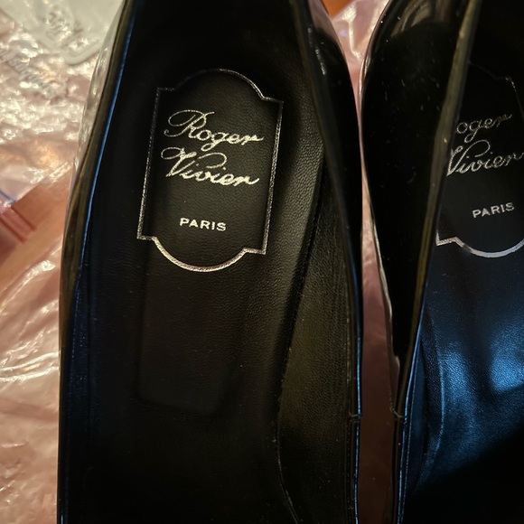 Roger Vivier Black and Silver Heels with Sleek Design - Picture 2 of 4